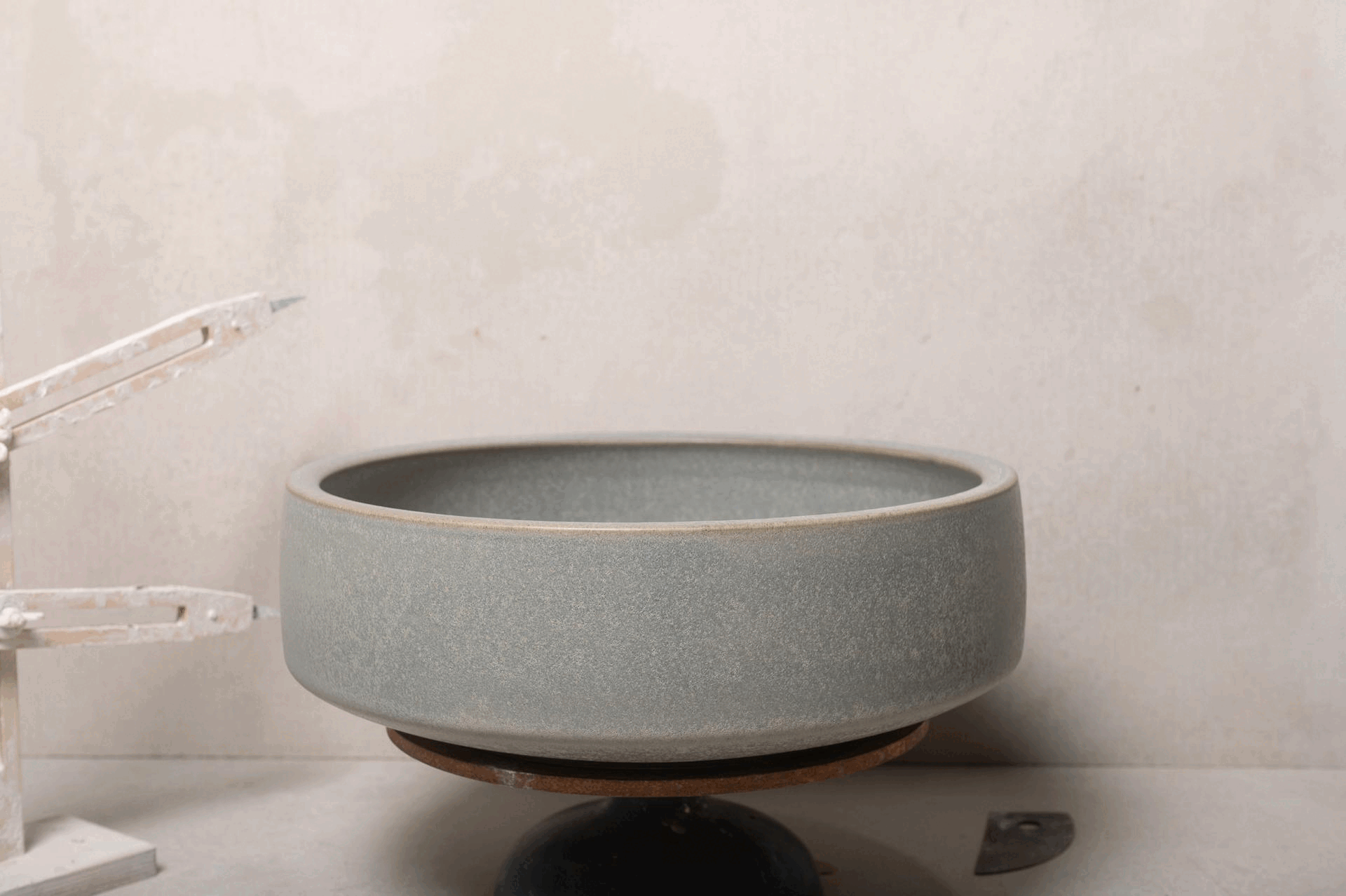 2700-handmade-ceramic-hand-basin-lindsey-wherrett-02.gif