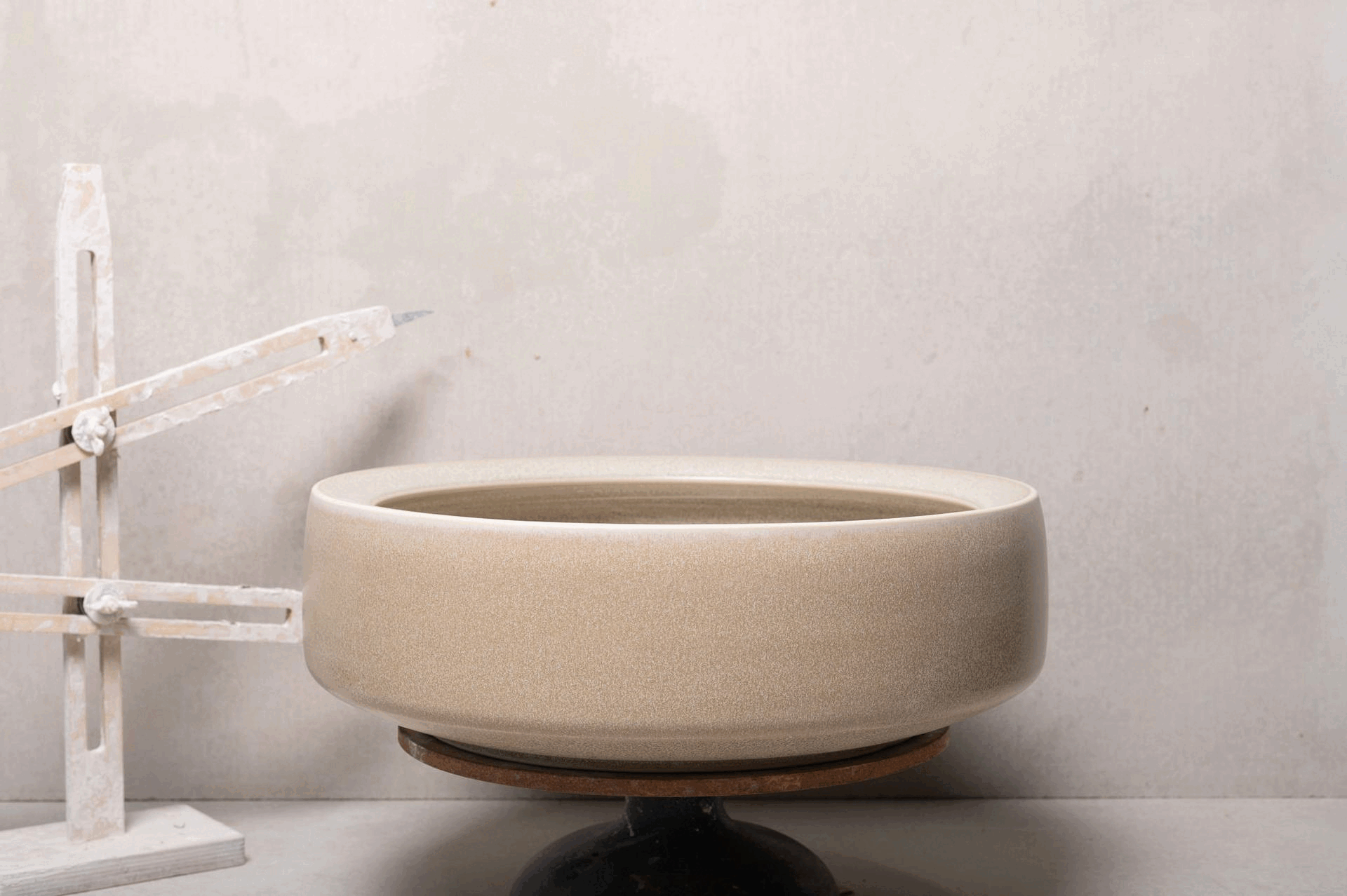 2600-handmade-ceramic-hand-basin-lindsey-wherrett-02.gif