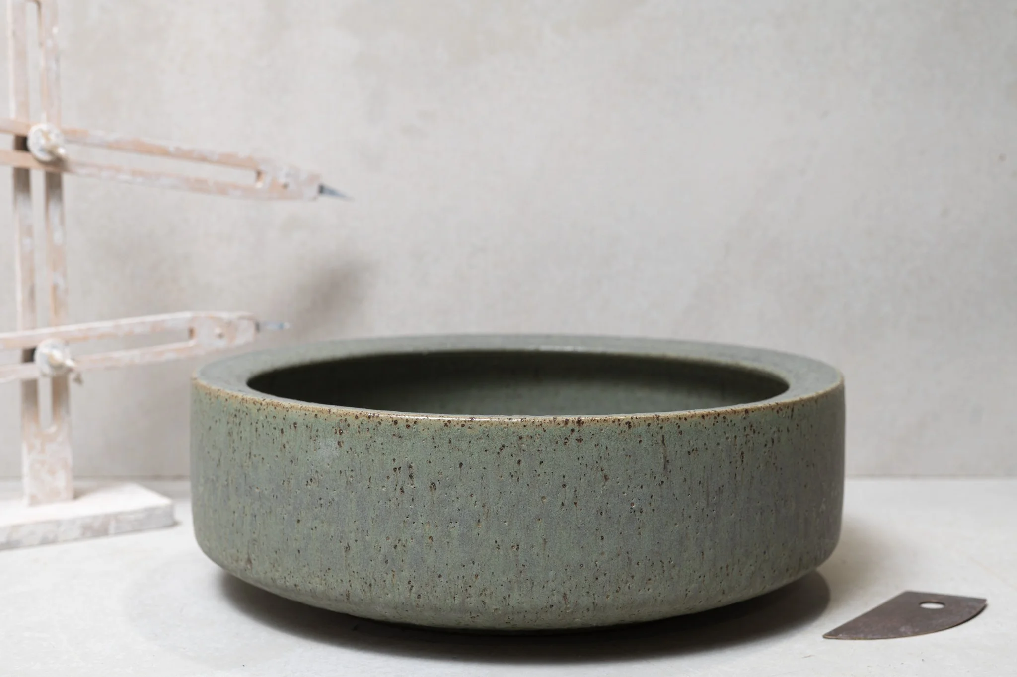 2840-handmade-ceramic-hand-basin-lindsey-wherrett-001.jpg