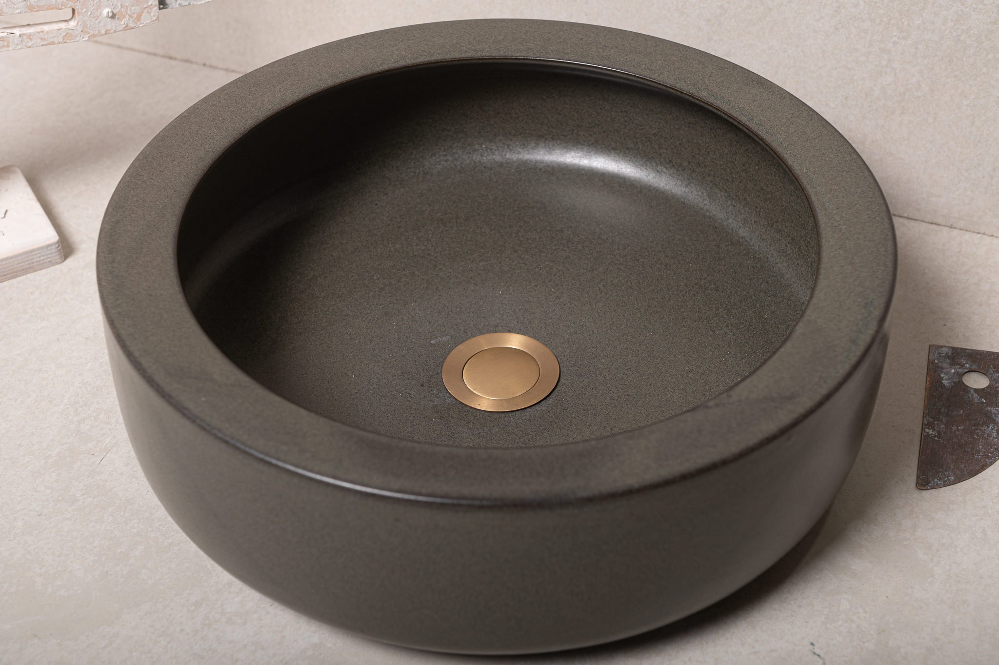2770-handmade-ceramic-hand-basin-lindsey-wherrett-04.jpg