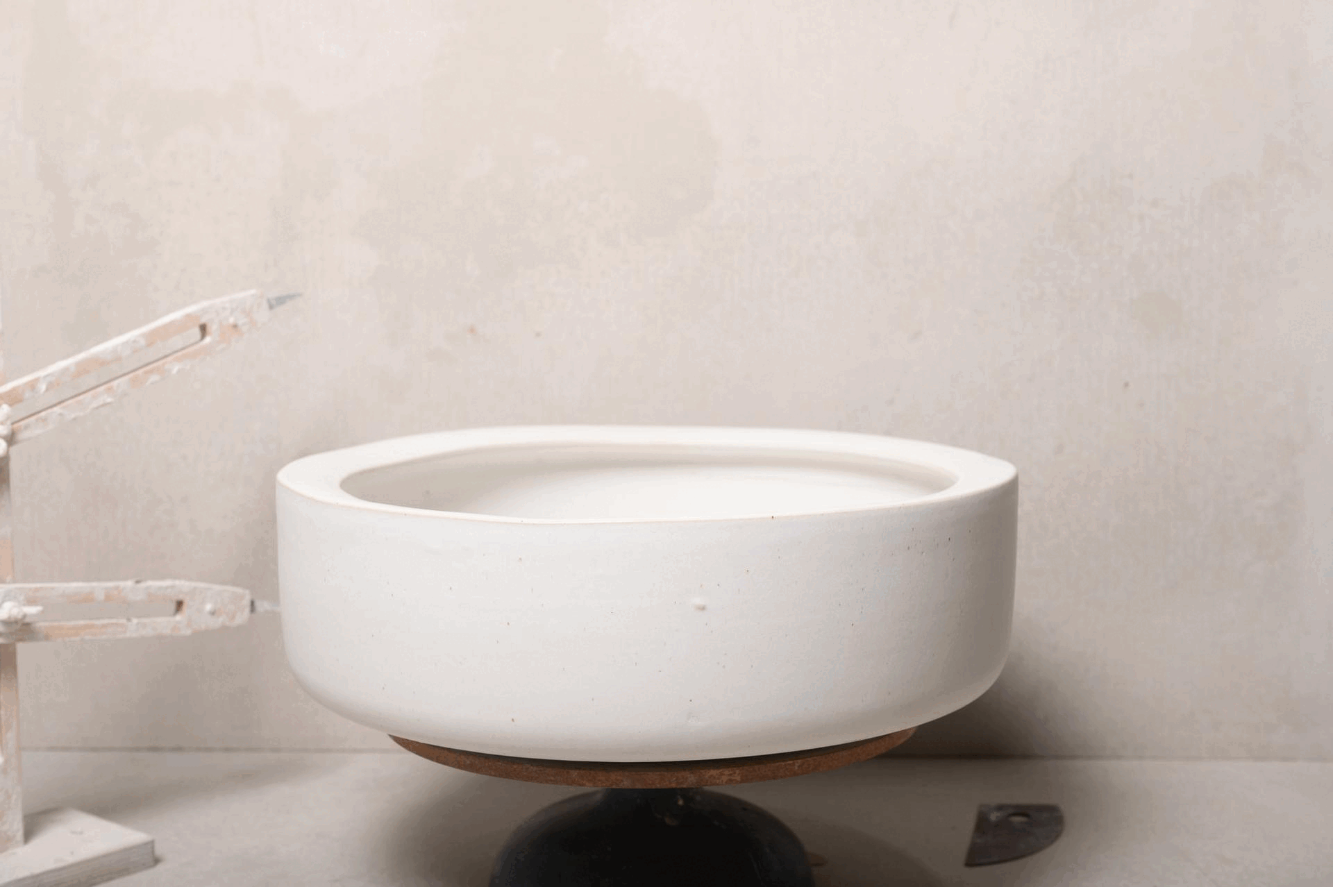2740-handmade-ceramic-hand-basin-lindsey-wherrett-02.gif