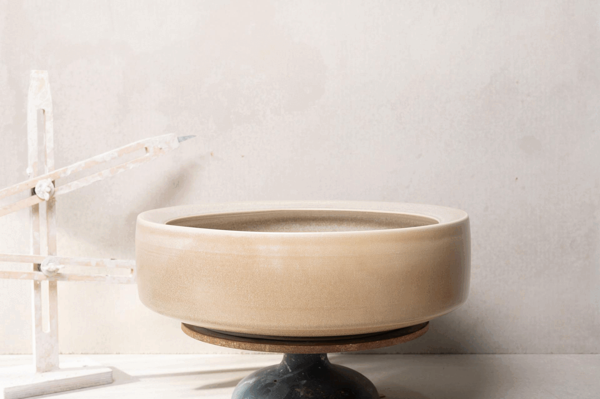 2590-handmade-ceramic-hand-basin-lindsey-wherrett-02.gif