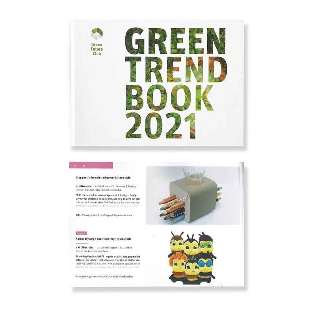 Titelbild des Green Trend Book 2021 mit grüner Schrift auf weißem Hintergrund, darunter zwei Seiten mit Produktbildern und Beschreibungen, eines mit einem kreativen Stiftehalter und das andere mit Plüschtieren.