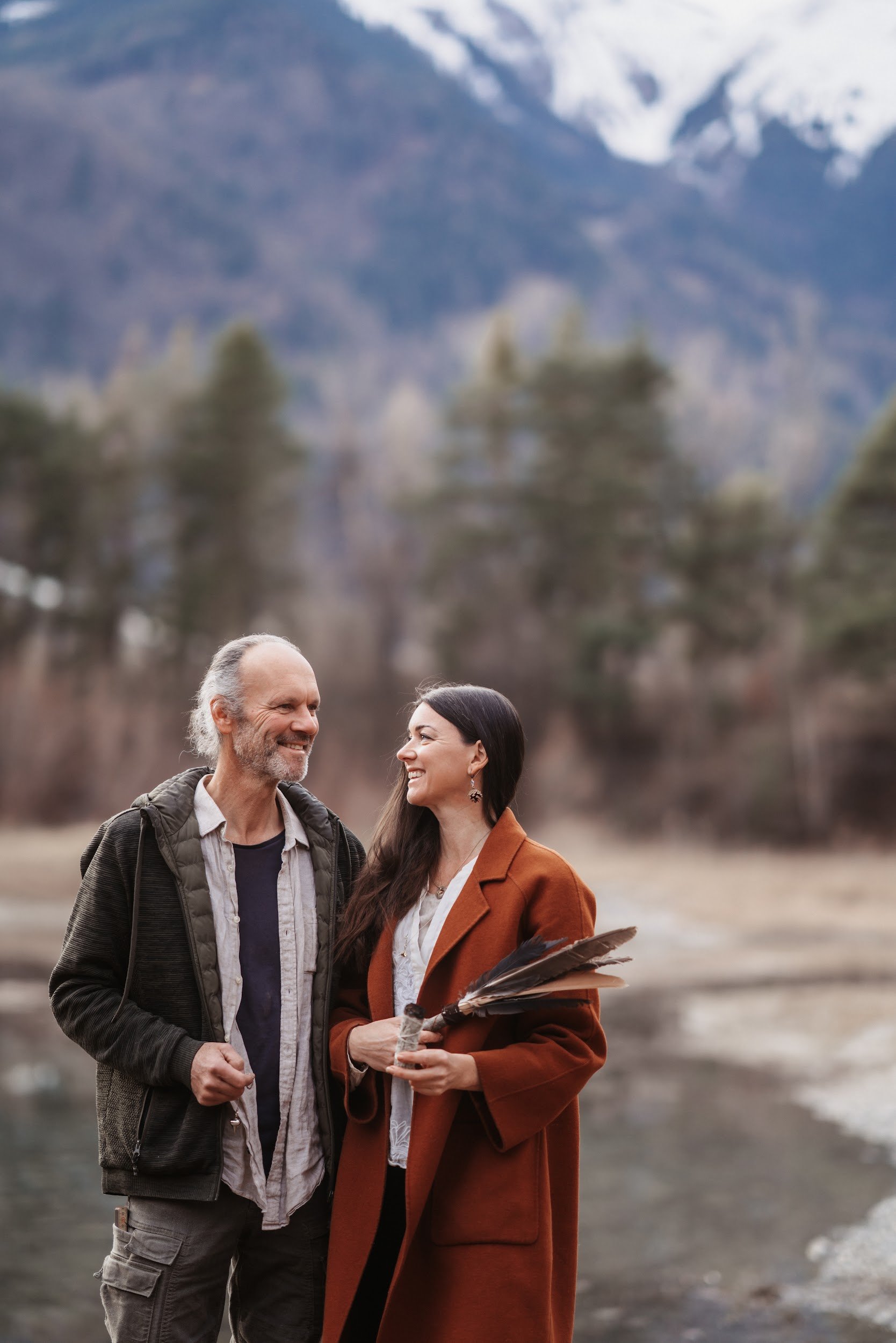 Patrik Stäger und Carolin Hacker stehen zusammen und schauen sich an, lachen