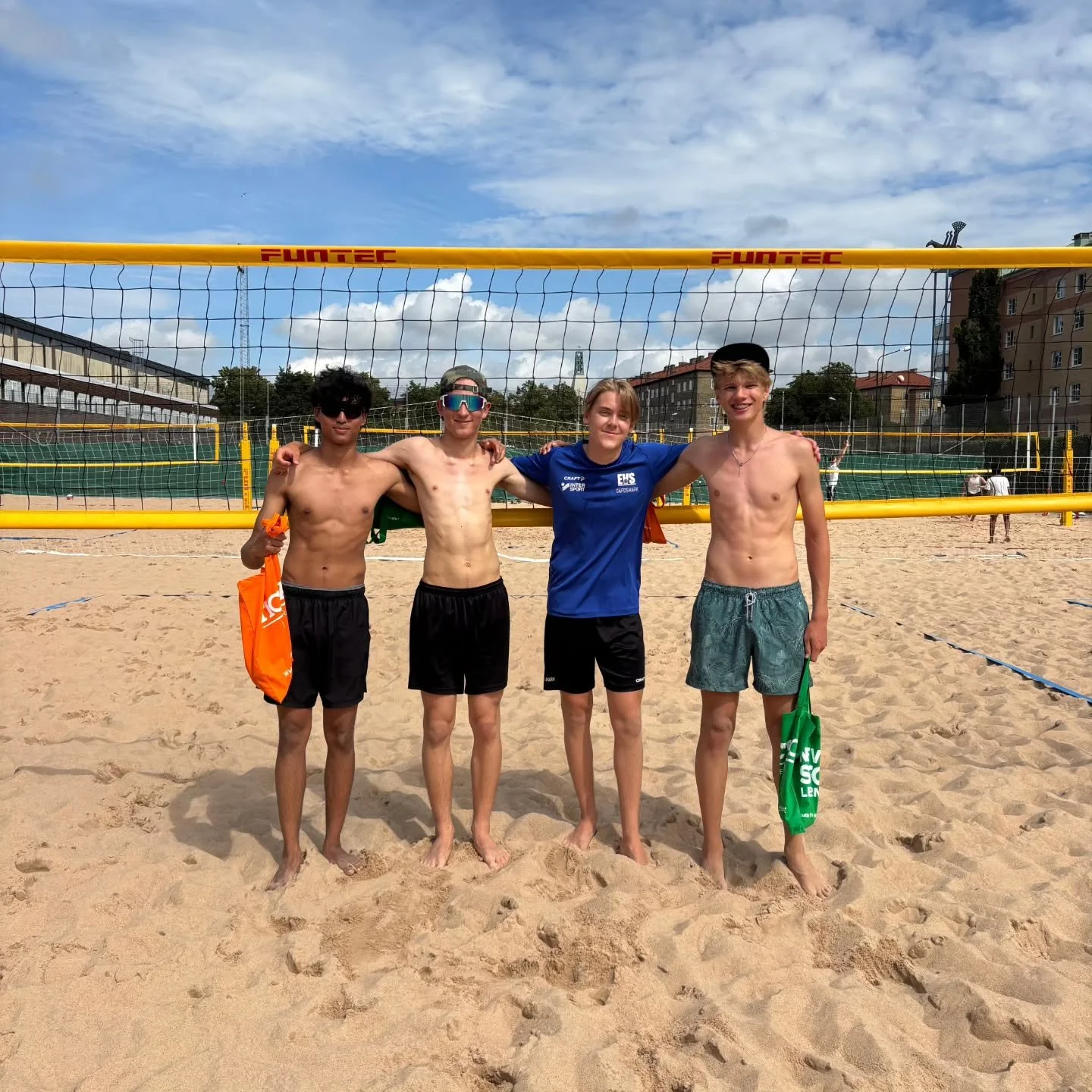 Grattis till finalisterna i MBC Ungdomsturnering! 😎

U17 Pojkar
🥇Kasper Sj&ouml;lin och Aniketh Sudershan, Lunds Volleybollklubb
🥈Max G&auml;rdsmark och M&aring;rten Matre, Engelholms Volleybolls&auml;llskap

U17 Flickor
🥇Ellie och Billie &Aring;