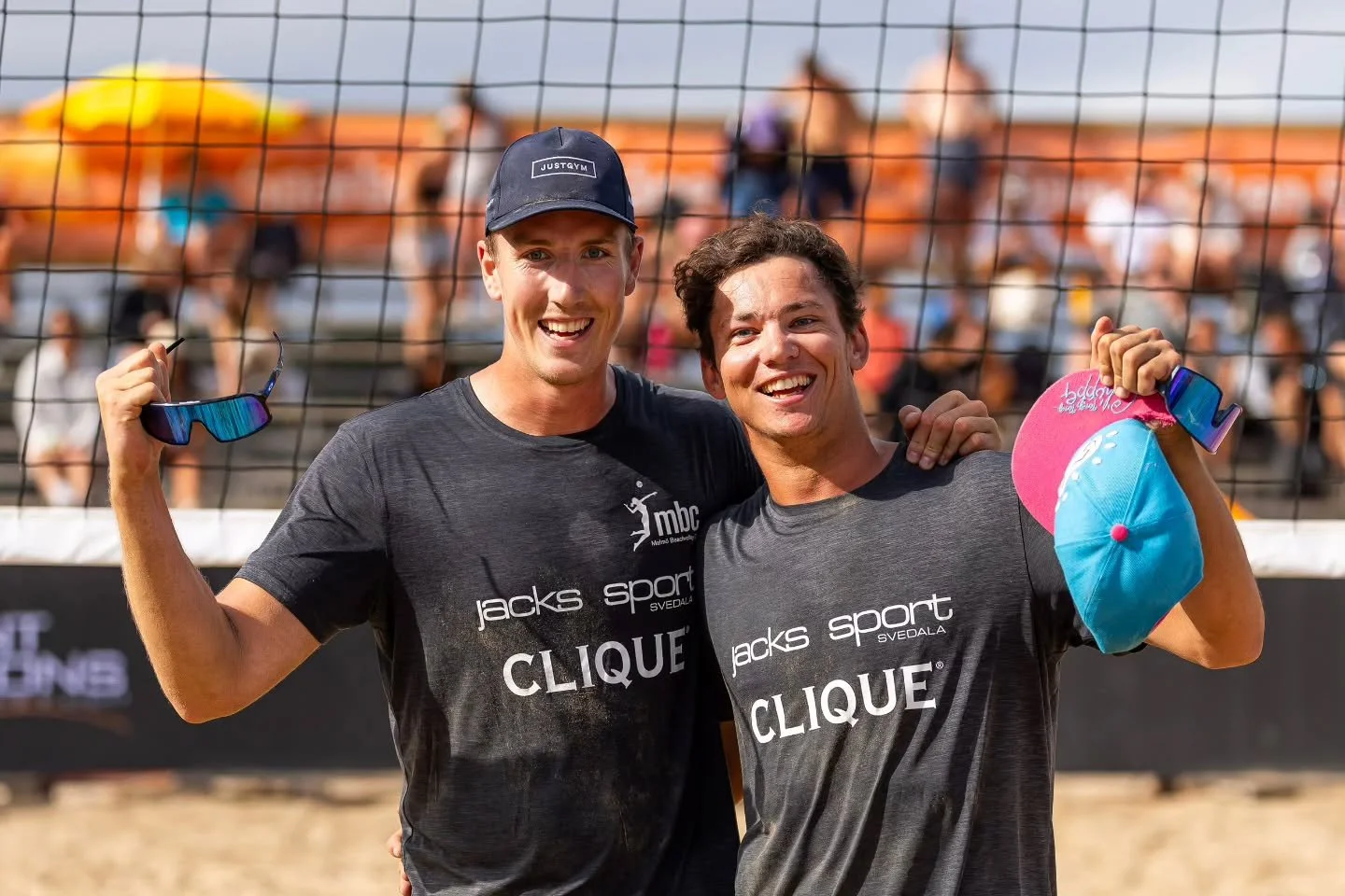 🏆 SM-MEDALJ&Ouml;RER 2025 🏆

Vilken vecka f&ouml;r Malm&ouml; Beach Club p&aring; &aring;rets Beachvolley-SM! Fr&aring;n ungdomsklasser till veteraner och seniorer &ndash; v&aring;ra spelare har levererat starka prestationer och tagit medaljer i fl