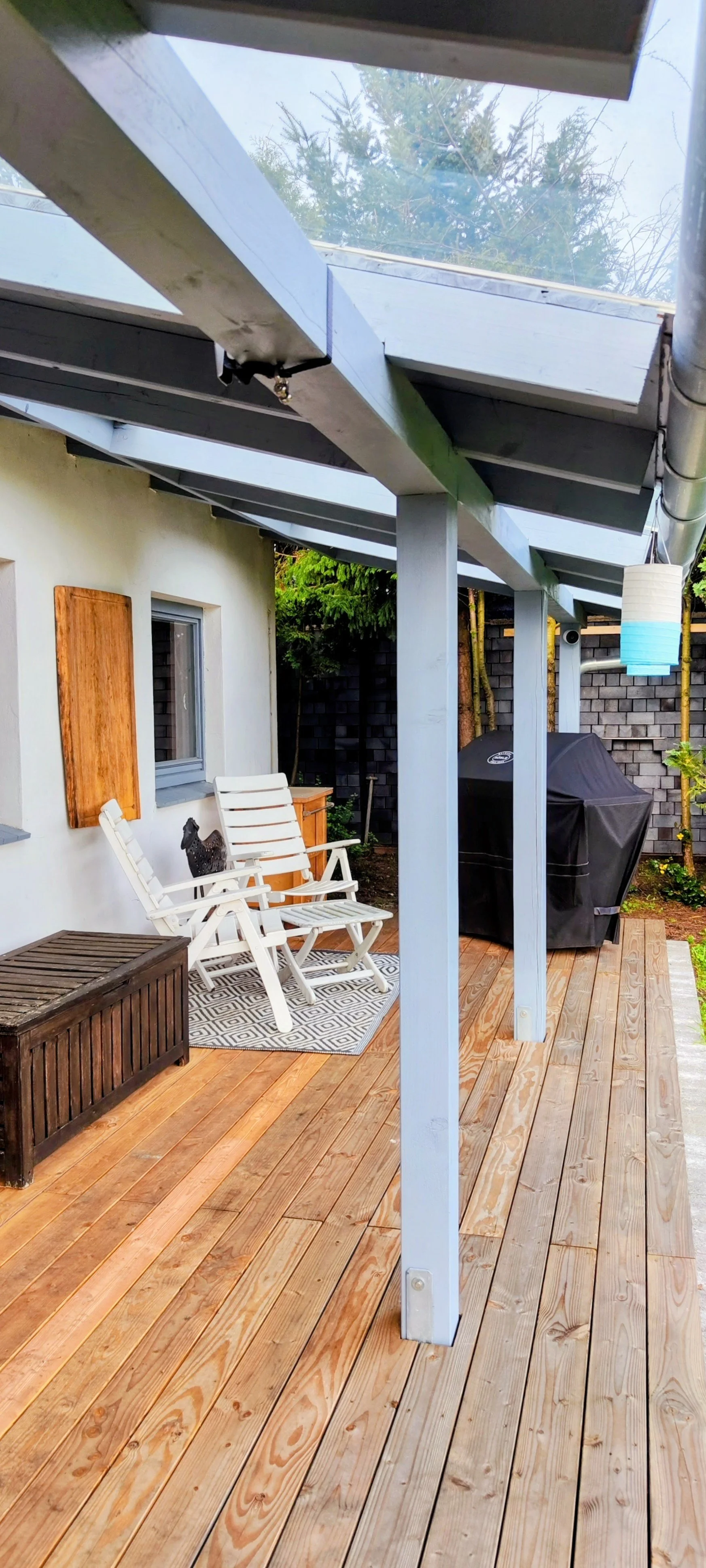 Die Veranda vom UnserGüsterHaus mit zwei Stühlen, sehr einladend zu sitzen.