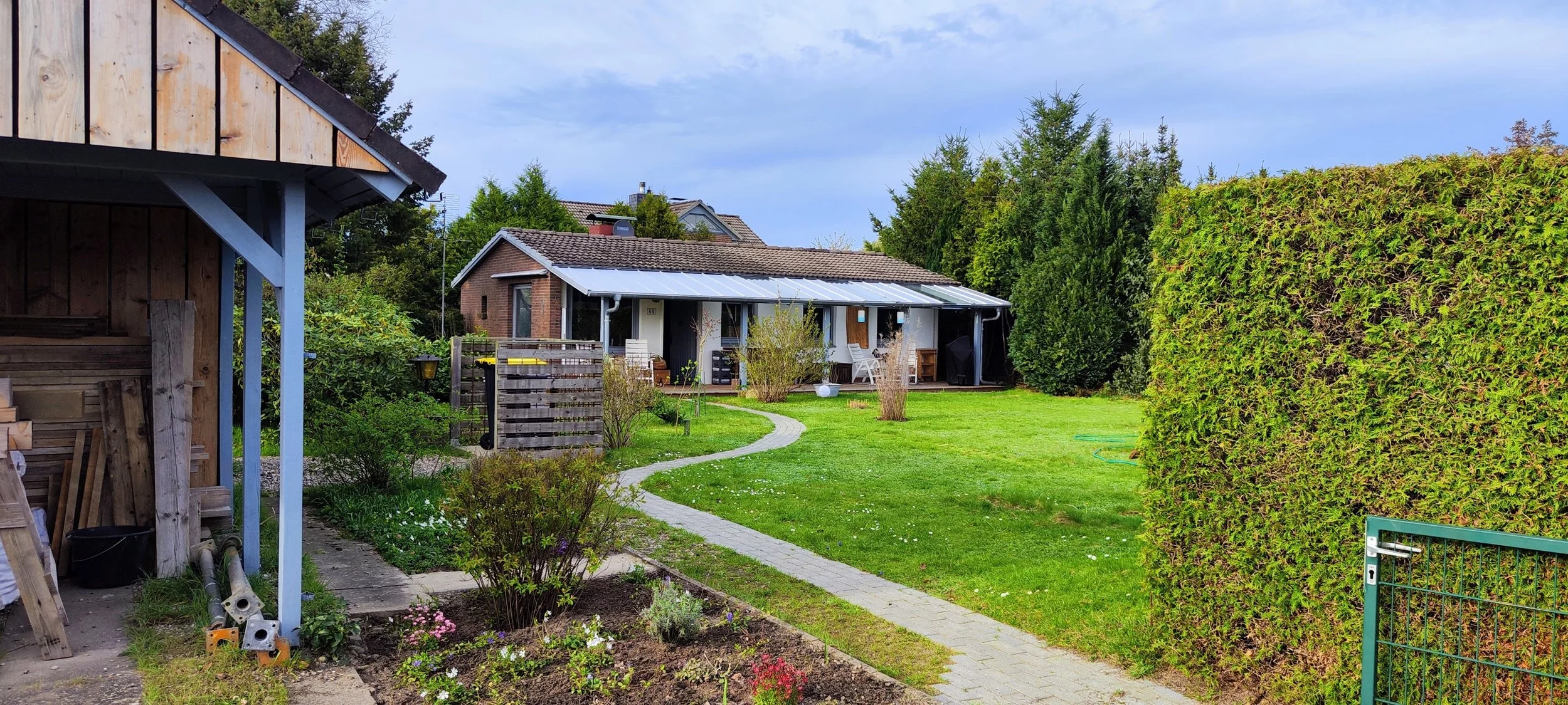 Ferienhaus UnserGüsterHaus mit dem satten, grünen Rasen davor