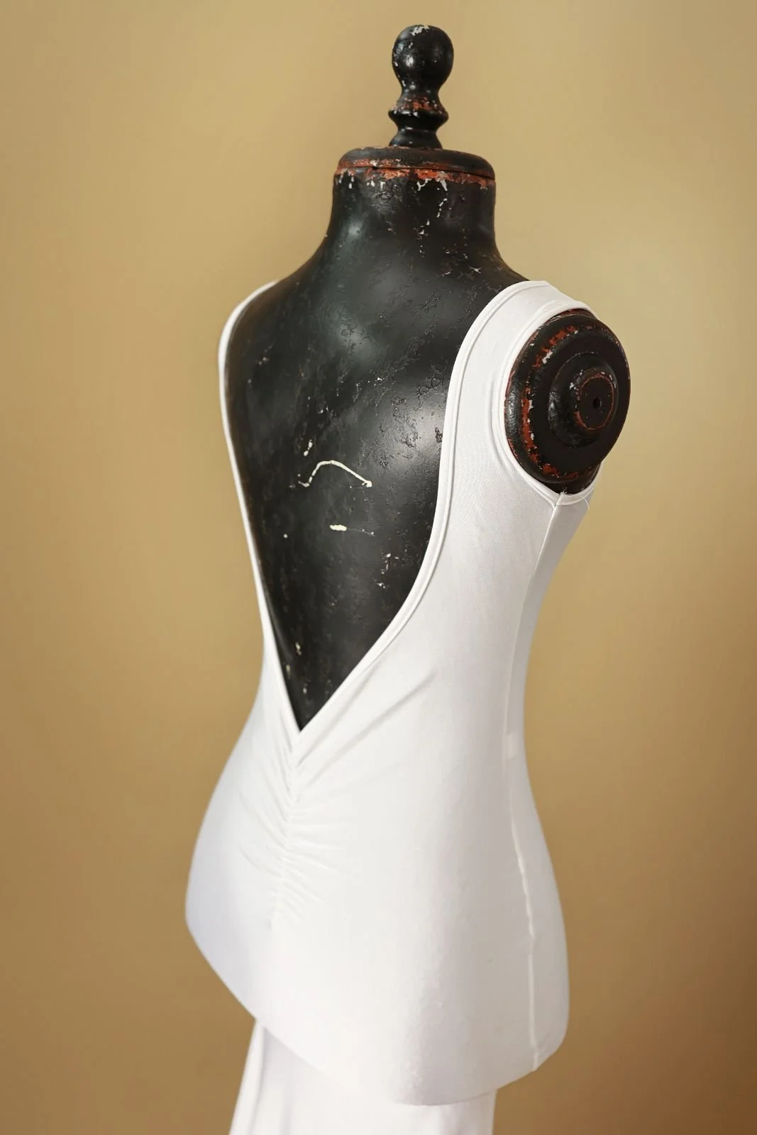 Open back fitted white bodycon dress