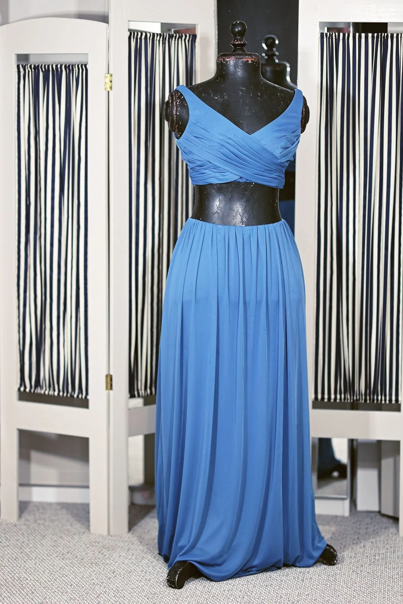 Two-piece blue dress, featuring a fabric top with a tie at the back and a floor-length skirt