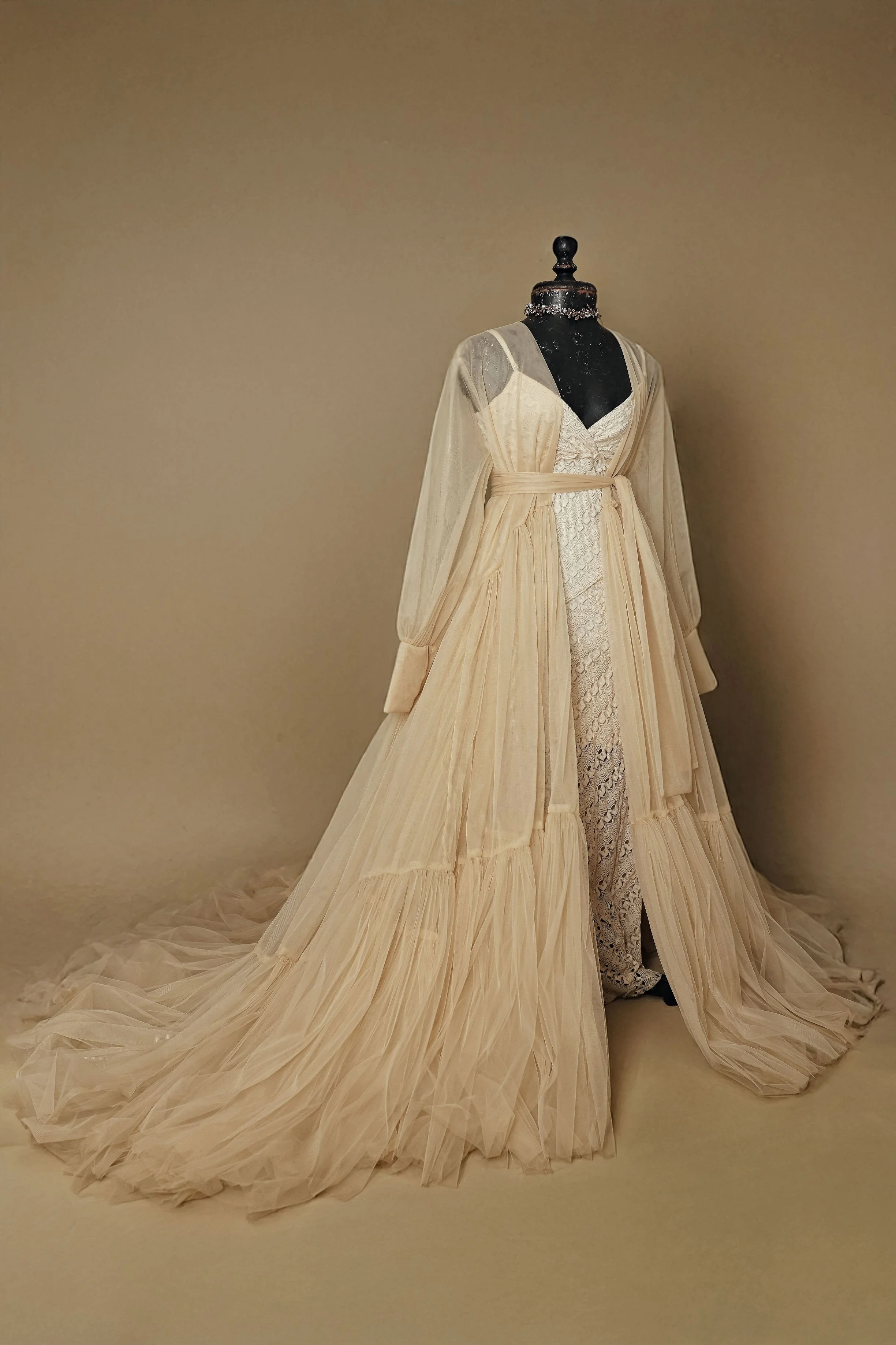 Yellow tulle floor-length robe combined with a white lace sleeveless dress