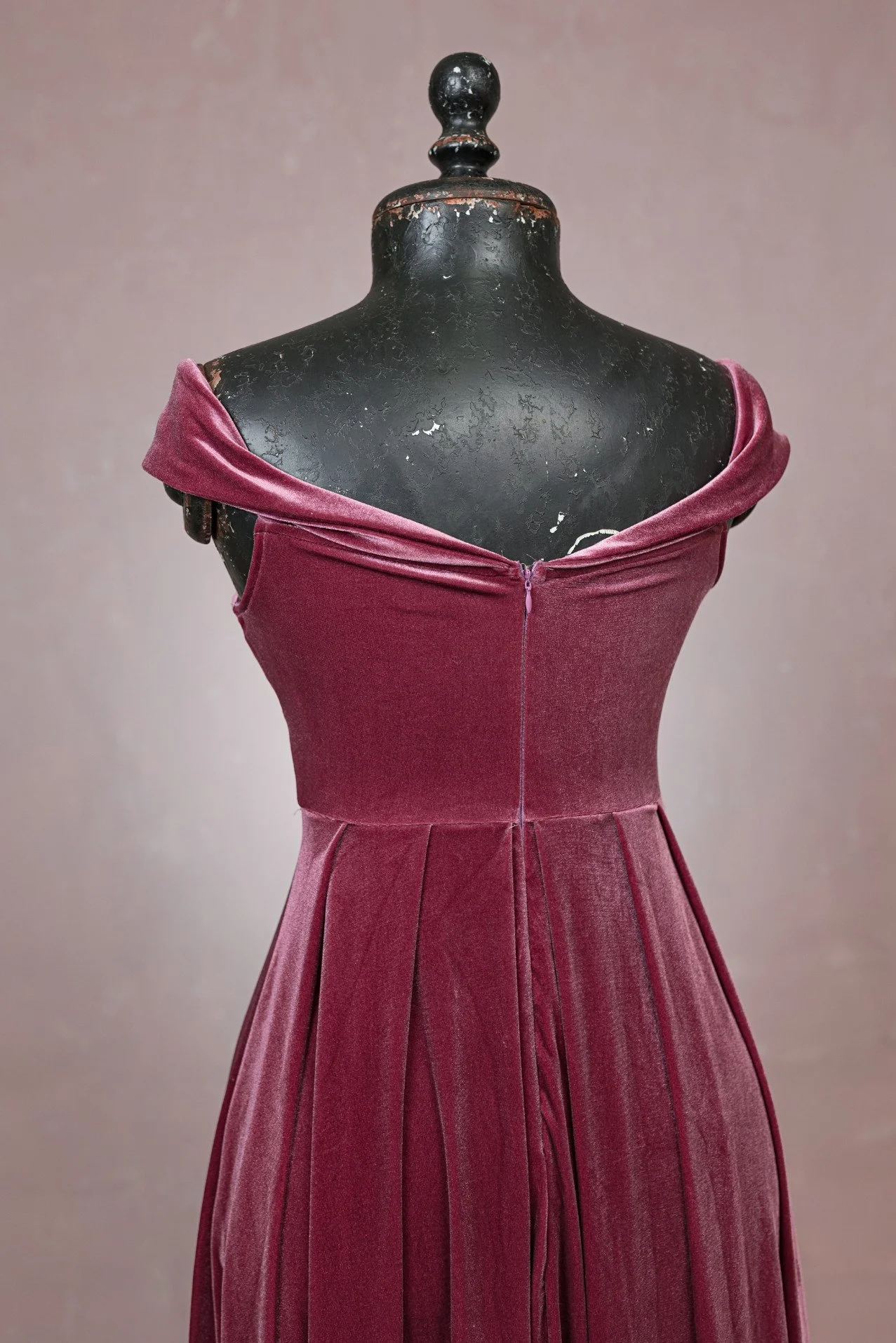 Close-up back view of rose pink velvet maternity rental dress, showing zip-up back closure