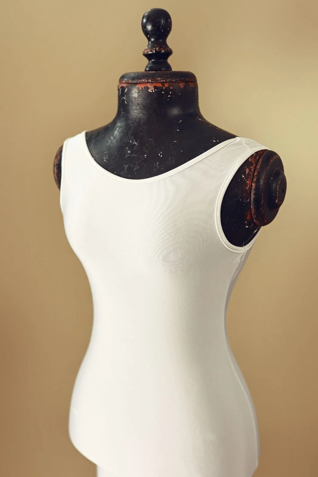 Sleeveless white bodycon maternity rental dress