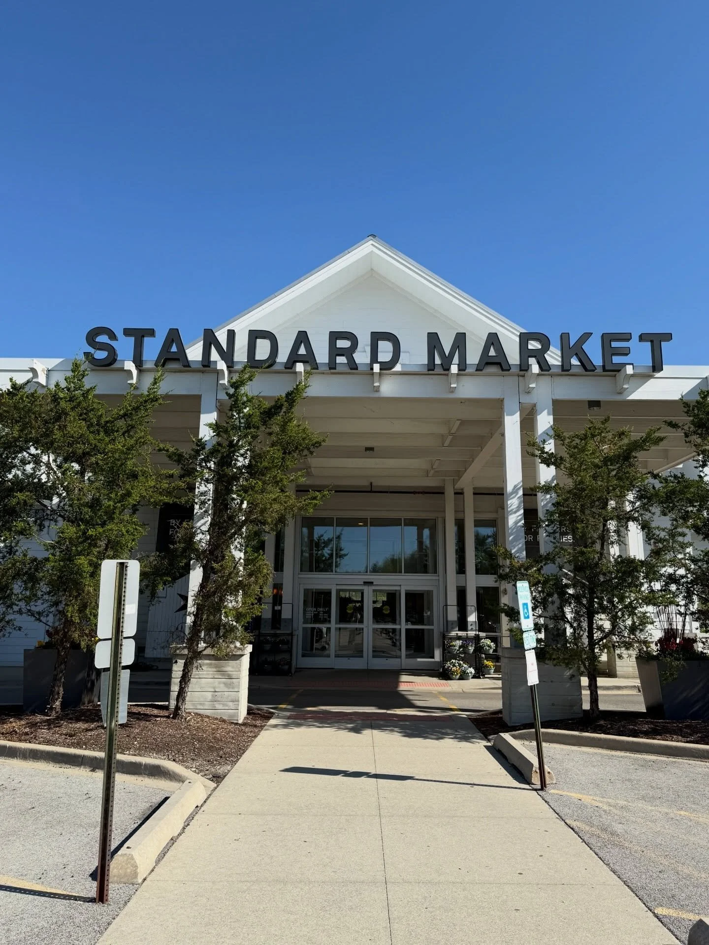 Start your morning right with us! ✨

Visit our Coffee &amp; Tea bar for freshly brewed coffee and delicious pastries. Grab a cleansing cold pressed juice and a snack pack to keep you full and nourished. And don&rsquo;t forget the flowers to celebrate