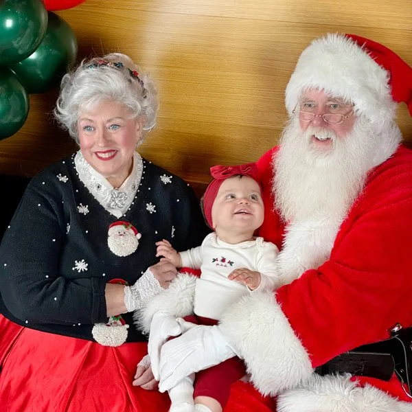 baby_looking_santa(web).jpg