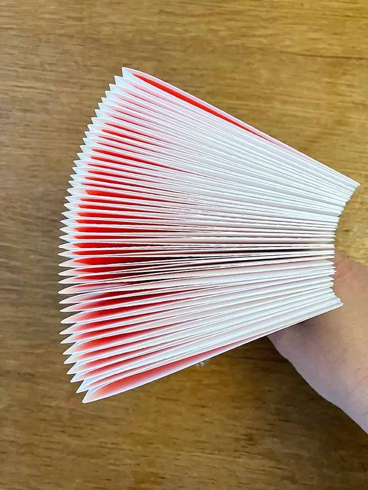 la couleur orange/rose fluo de l'intérieur des cartes