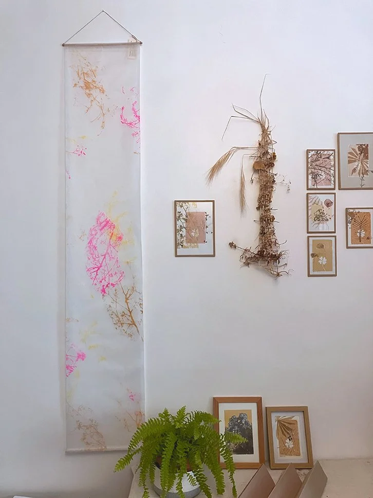 En rose fluo, jaune et doré