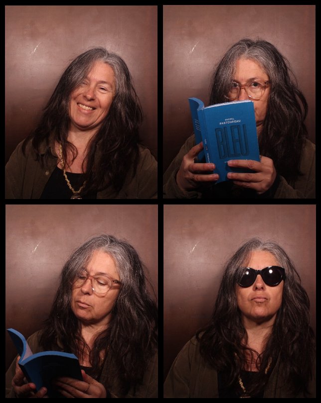 Une femme à long cheveux gris, portant des lunettes noires et un collier, pose dans un studio avec un fond marron, passant de souriante à sérieux en montrant un livre et en portant des lunettes de soleil.