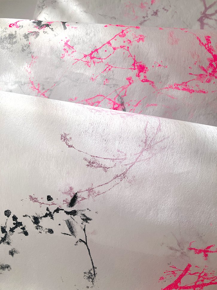 En gris, mauve et rosefluo