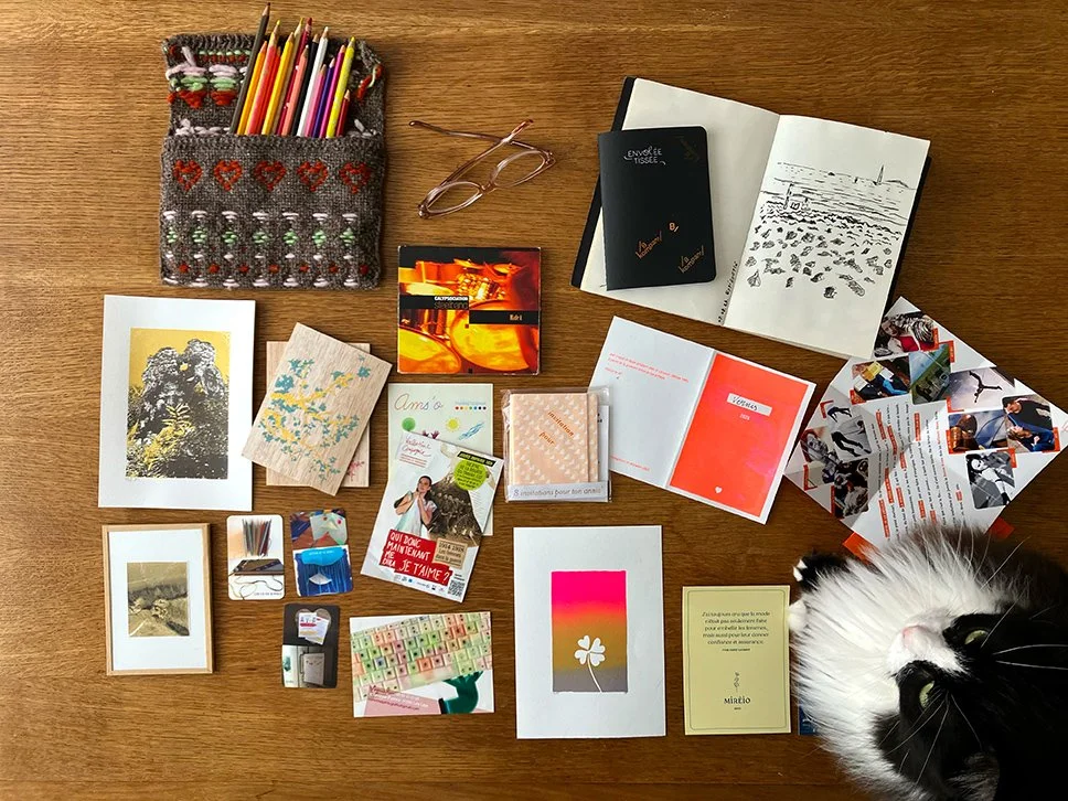 des projets réalisés et des carnets de dessin sous l’œil du chat Eclipse