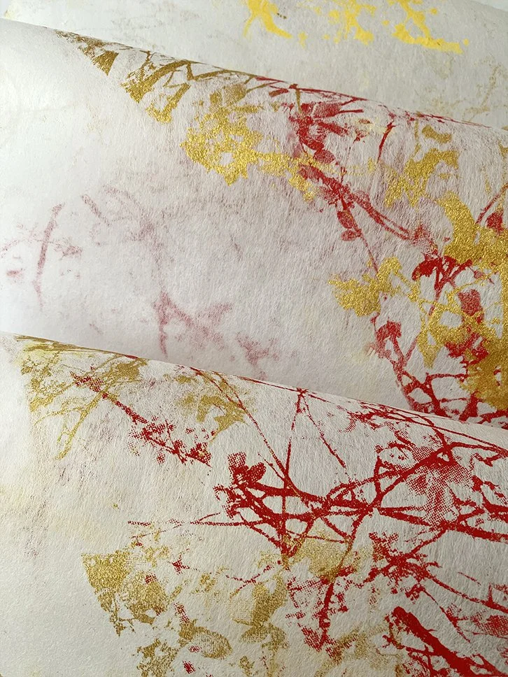 En rouge, jaune et doré