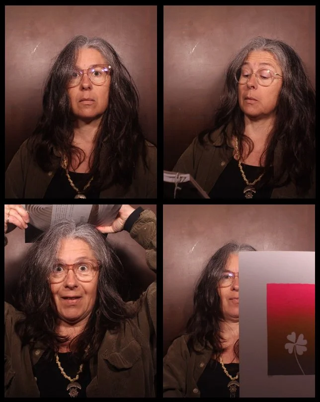 Quatre photos d'une femme aux cheveux gris et longs, portant des lunettes, avec un fond marron. Elle change d'expression et d'accessoires, passant d'une expression sérieuse à une expression surprise tout en manipulant des livres.
