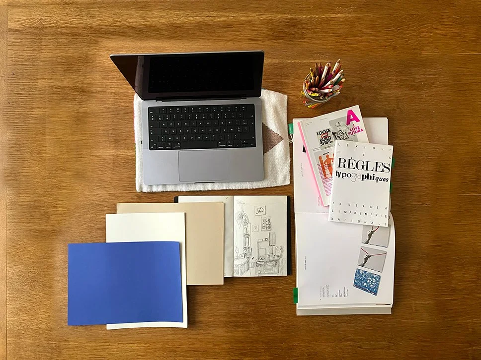 Outils pour réaliser un objet imprimé - des échantillons de papier, des carnets de croquis, les règles typographiques, crayons