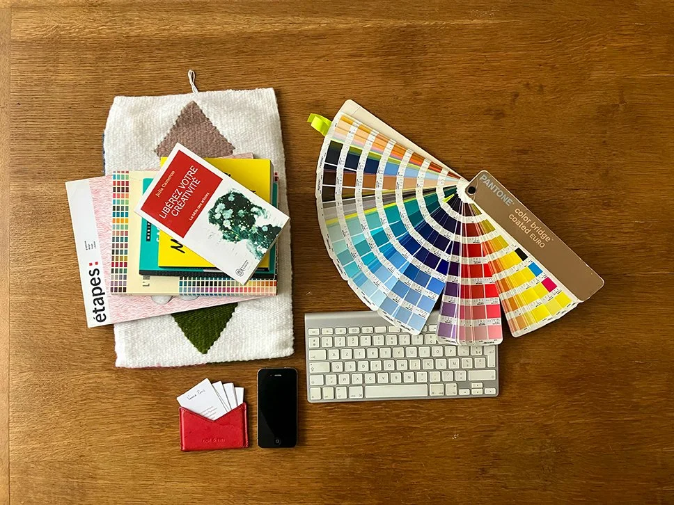 Objets utiles pour l’atelier audit graphique - des nuanciers de couleur, des livres sur la créativité et des idées