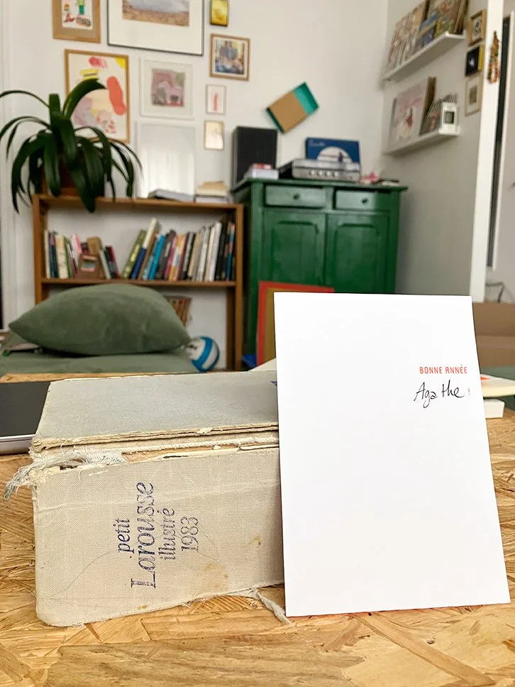 cette carte s'adresse à Agathe, pour qui le mot aléatoire a été Anticapitaliste, accompagnée ici par le vieux et magnifique dictionnaire Larousse