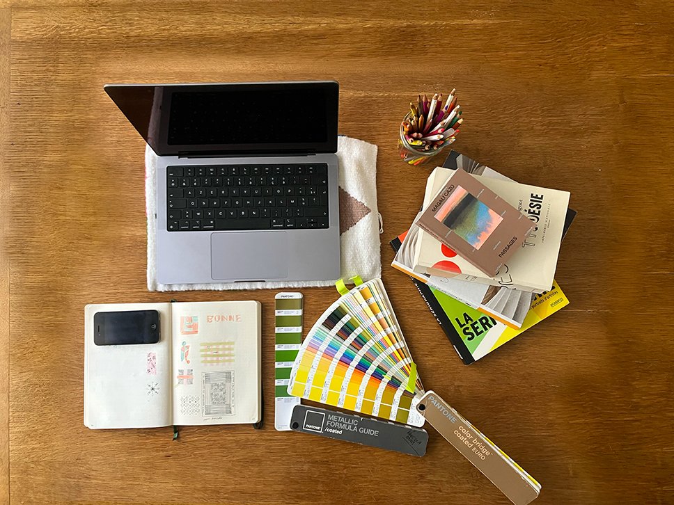 direction artistique - carnet comportant des recherches, les nuanciers pantone, mes bibles graphiques et livres qui m'inspirent