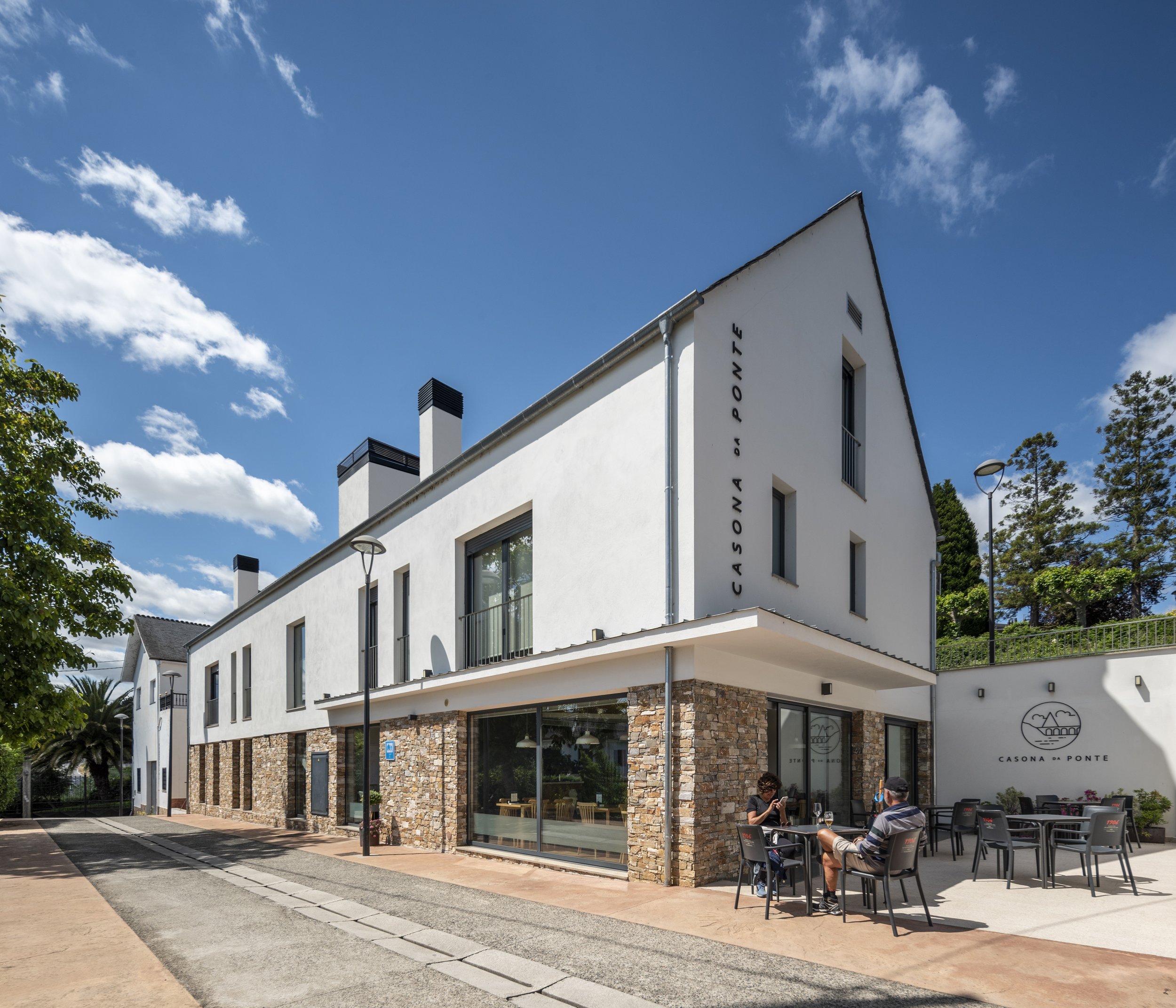 lopezlopez arquitectura x A Casona da Ponte, Portomarin, Lugo