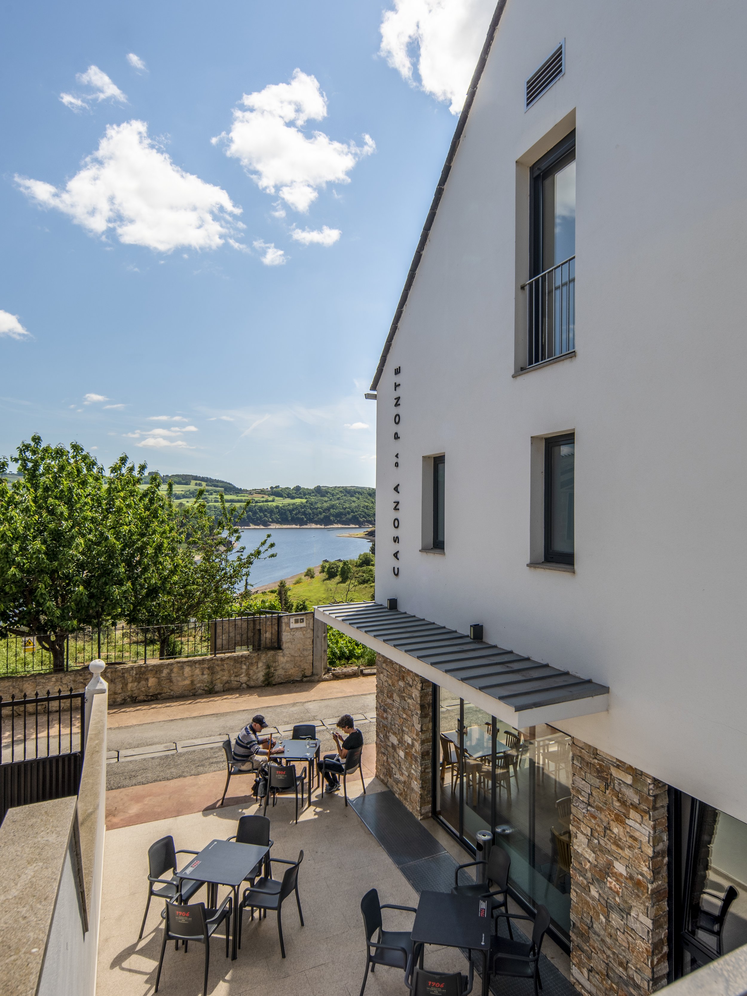 lopezlopez arquitectura x A Casona da Ponte, Portomarin, Lugo