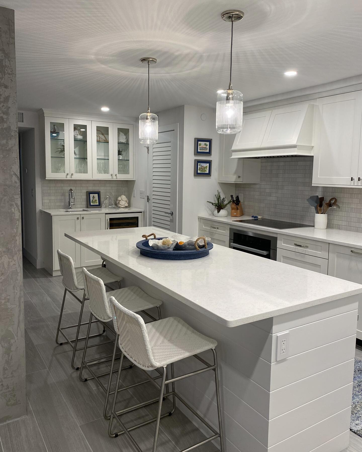 Who doesn&rsquo;t love an all white kitchen?🤍

Absolutely still loving this renovated kitchen I designed for a client awhile back. The subtle pops of blue is what really gives this space some life

#erinblosserallen #erinblosserinteriors #designsara