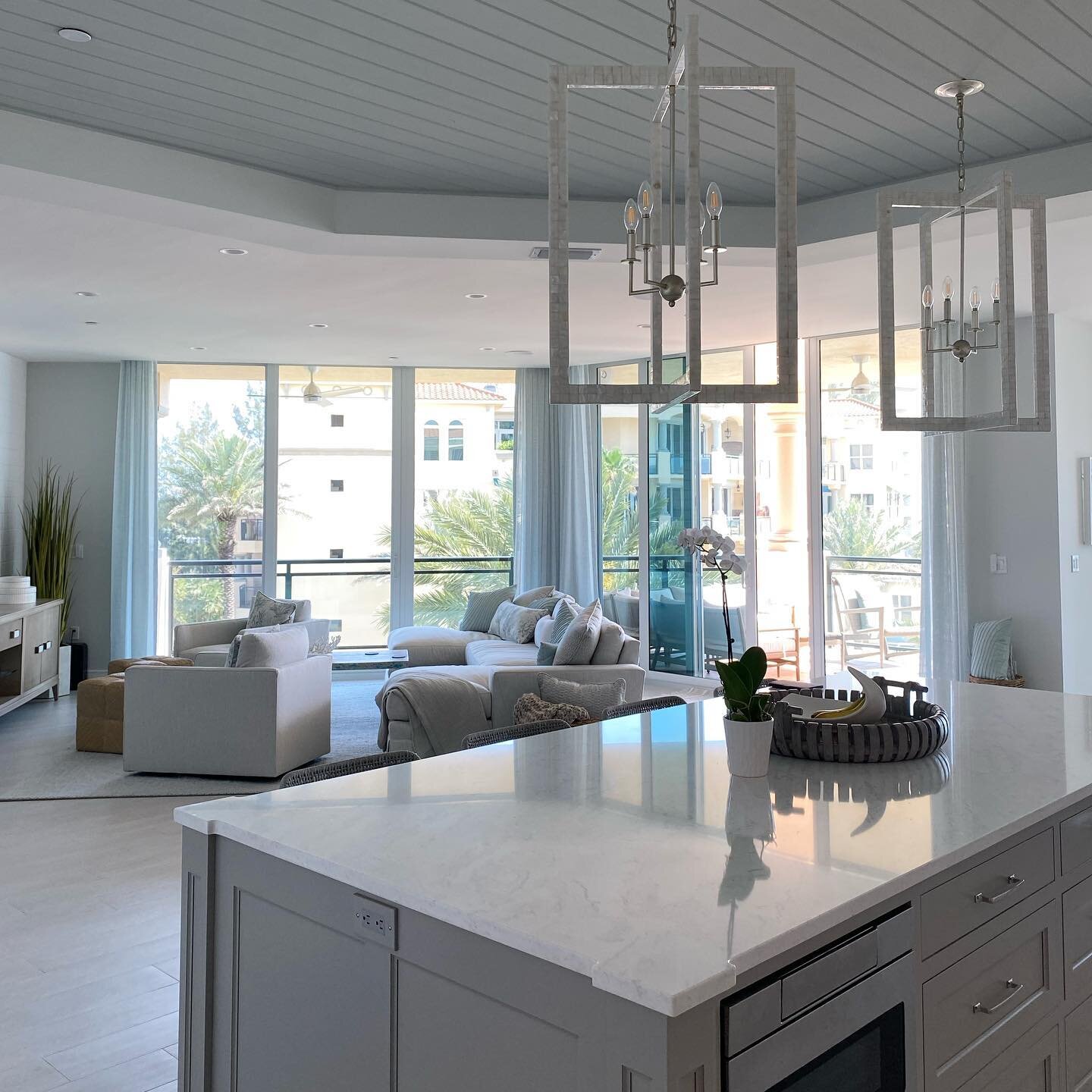 Views from the kitchen.

#erinblosserallen #erinblosserinteriors #designsarasota #reddingconstruction #longboatkeycondo #beachcondo #interiordesign #sarasotadesigners #floridadesigners #kitchenisland #kitchendesign