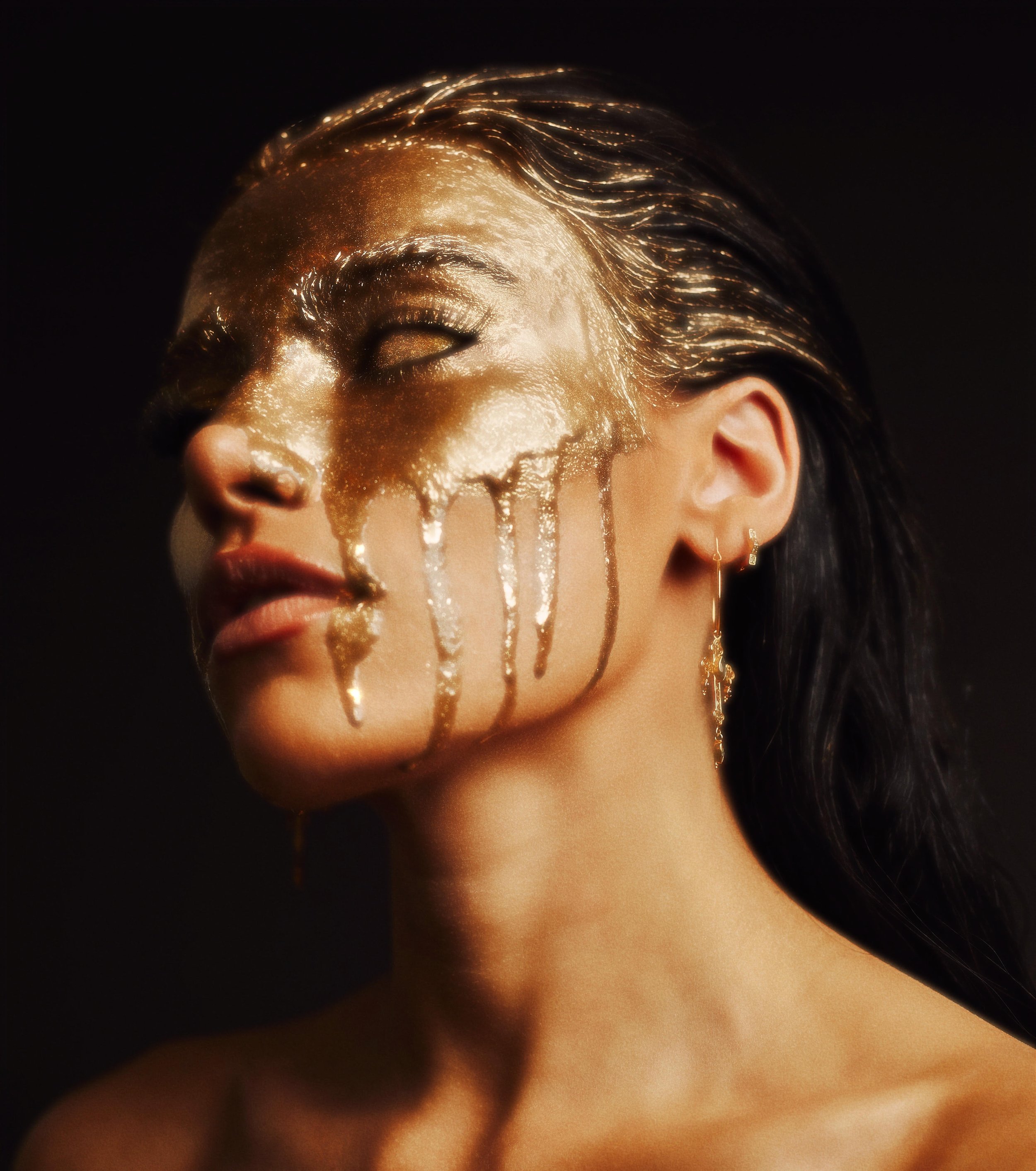 ARI HICKS TURNS US TO GOLD WITH HER NEW SINGLE “MIDAS”