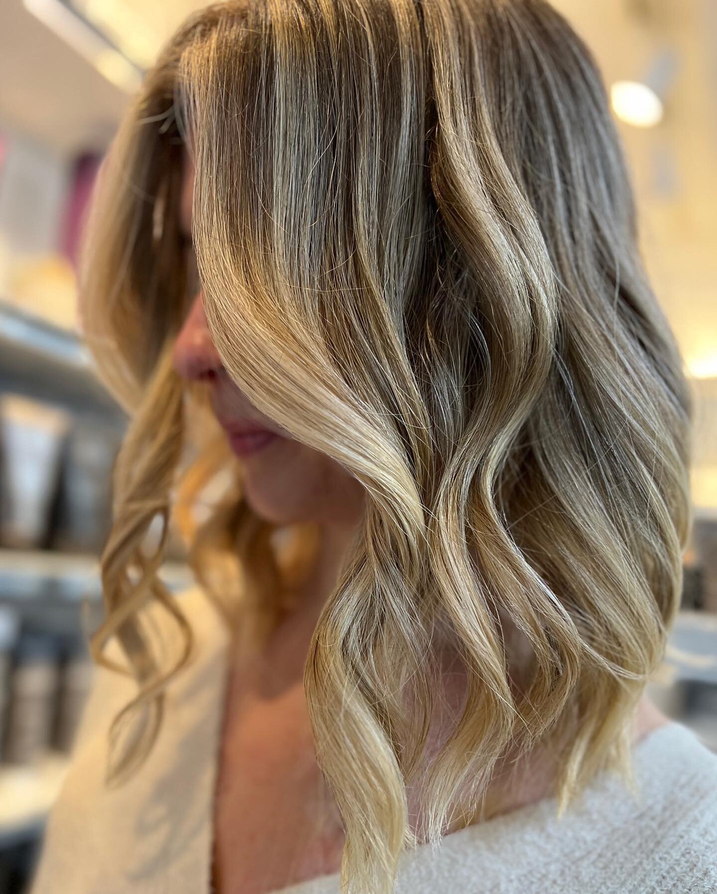 The perfect blend to glow. 🤩

✨✨✨Balayage &amp; Highlights with backcomb technique by #Juliana 

#balayage #hair #haircolor #behindthechair #haircut #hairstyle #blonde #hairstylist #blondehair #highlights #hairgoals #hairstyles #hairdresser #moderns
