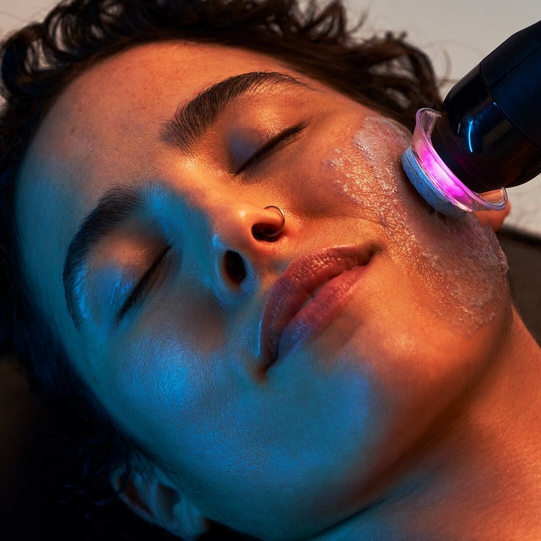 Glo2Facial is a breakthrough treatment that unlocks the body&rsquo;s natural superpowers: Oxfoliate&trade; with O2 bubbles, amplify with LUX via our lite ultrasound experience, and detox via lymphatic massage.

See why this is the gateway to extrao