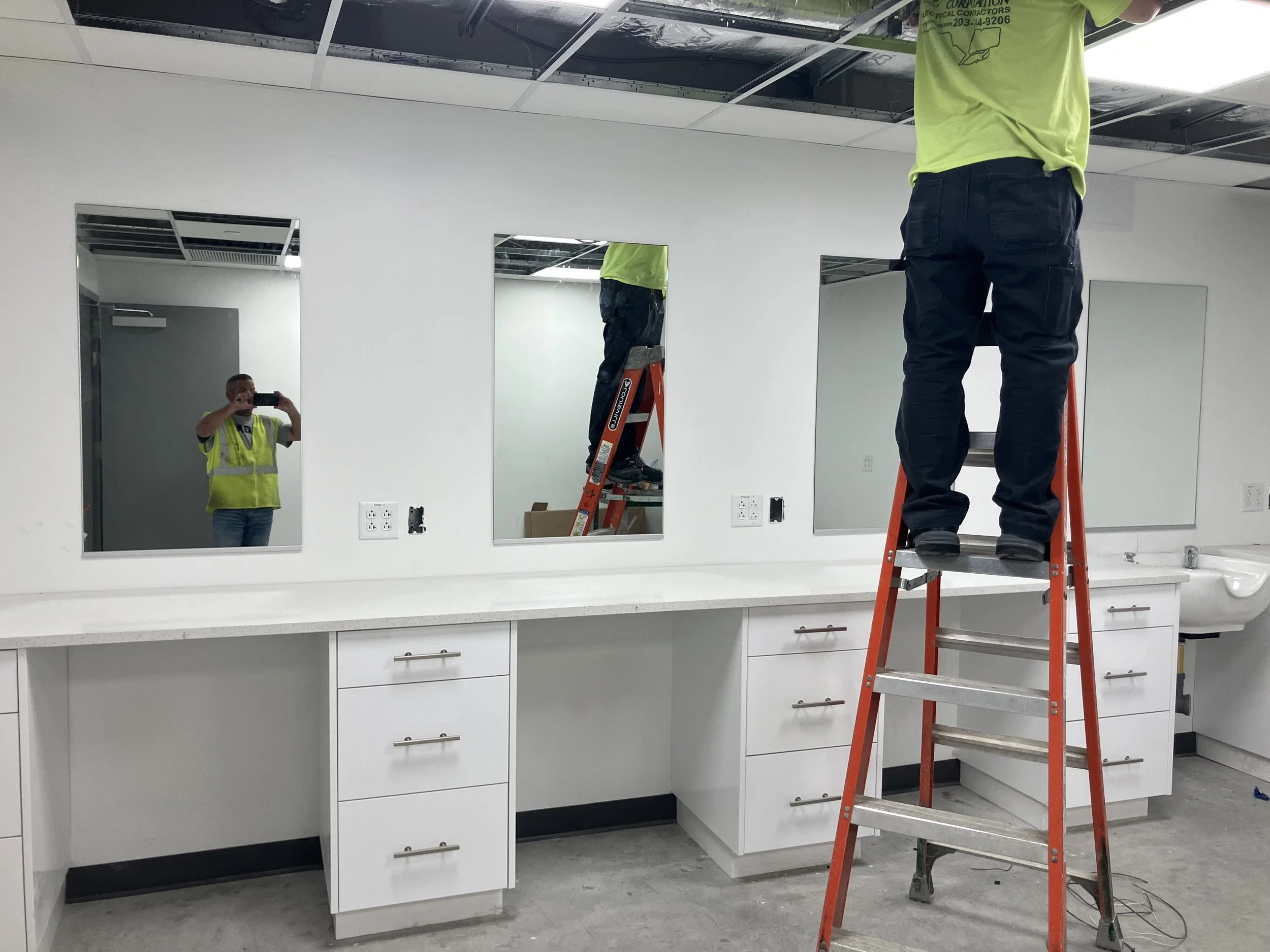 mirrors in make up room.JPEG