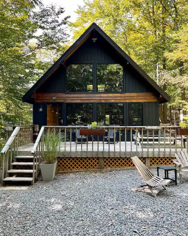 Escape to The Forest Chalet, a timeless 1971 Catskills retreat designed for peace seekers, dreamers, and explorers alike. ✨
Spend slow mornings with coffee on the deck, explore nearby Livingston Manor, or end your day gathered around the firepit und