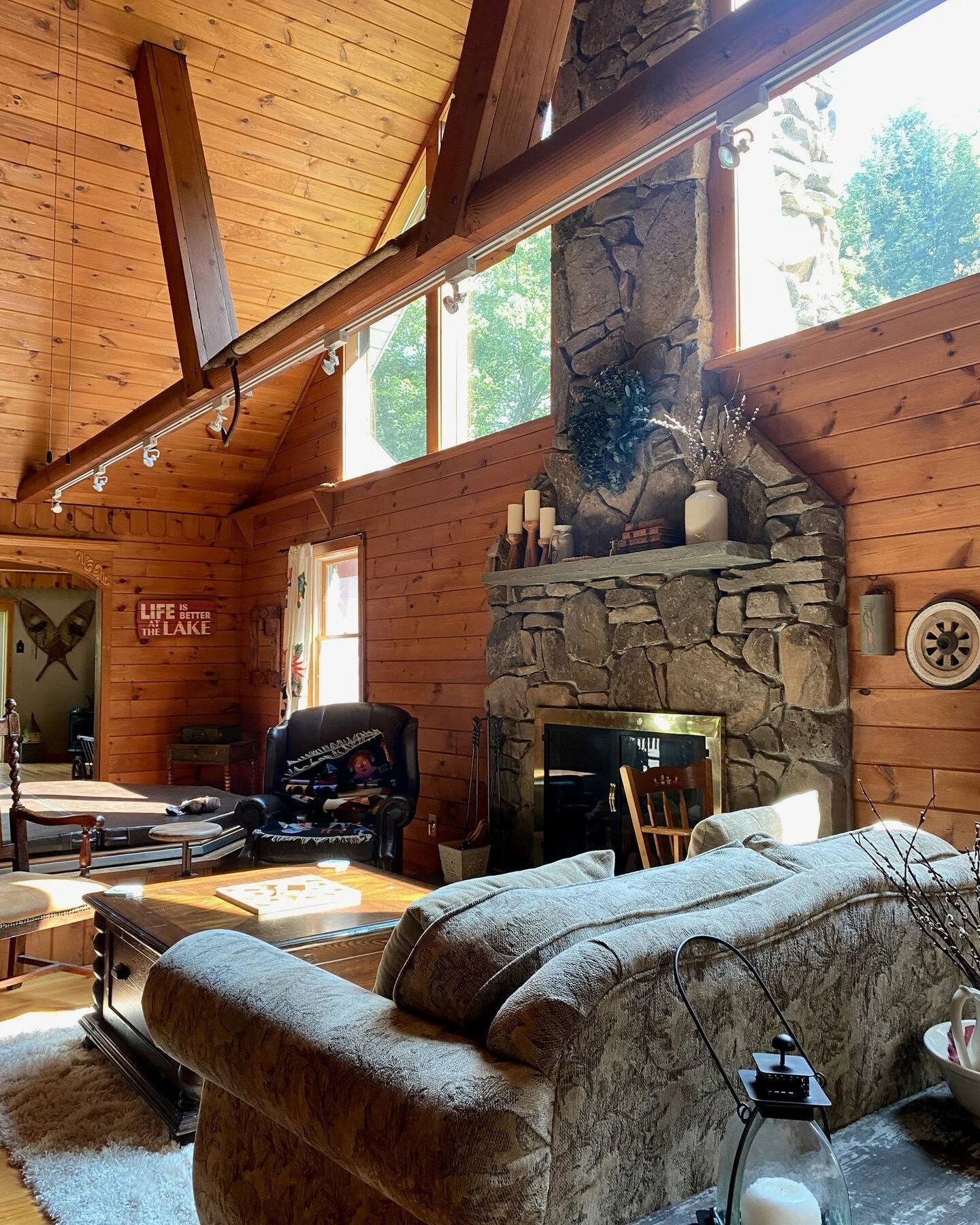 Snow drapes the lake, the pines go quiet, and the Stone House in Roscoe becomes the kind of winter retreat you daydream about. ❄️✨

Step inside to a wrap-around porch dusted in white, a warm living room glowing with winter light, an indoor jacuzzi ca