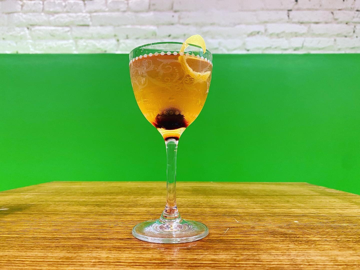 It&rsquo;s #friday y&rsquo;all. Who&rsquo;s thirsty? Check out our friends @crazyaunthelens entirely #locallymade #cocktail menu where there&rsquo;s something for everyone, like this little beaut: Barracks Row Sipper @capitoline_dc white #vermouth @c