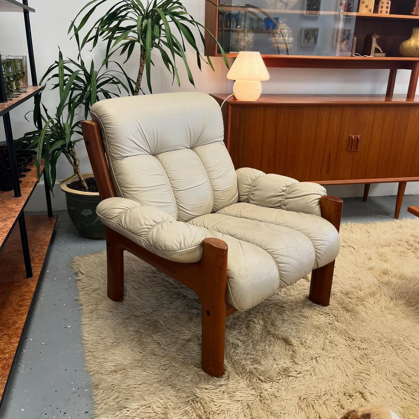 Ekornes Norway &ldquo;Montana&rdquo; Chair 

$850 + tax 

32&rdquo; D x 35&rdquo; W x 16.5&rdquo; Seat H 

Leather &amp; Teak made in Norway. Very good vintage condition. Extremely comfortable. 

*dm or purchase directly online*