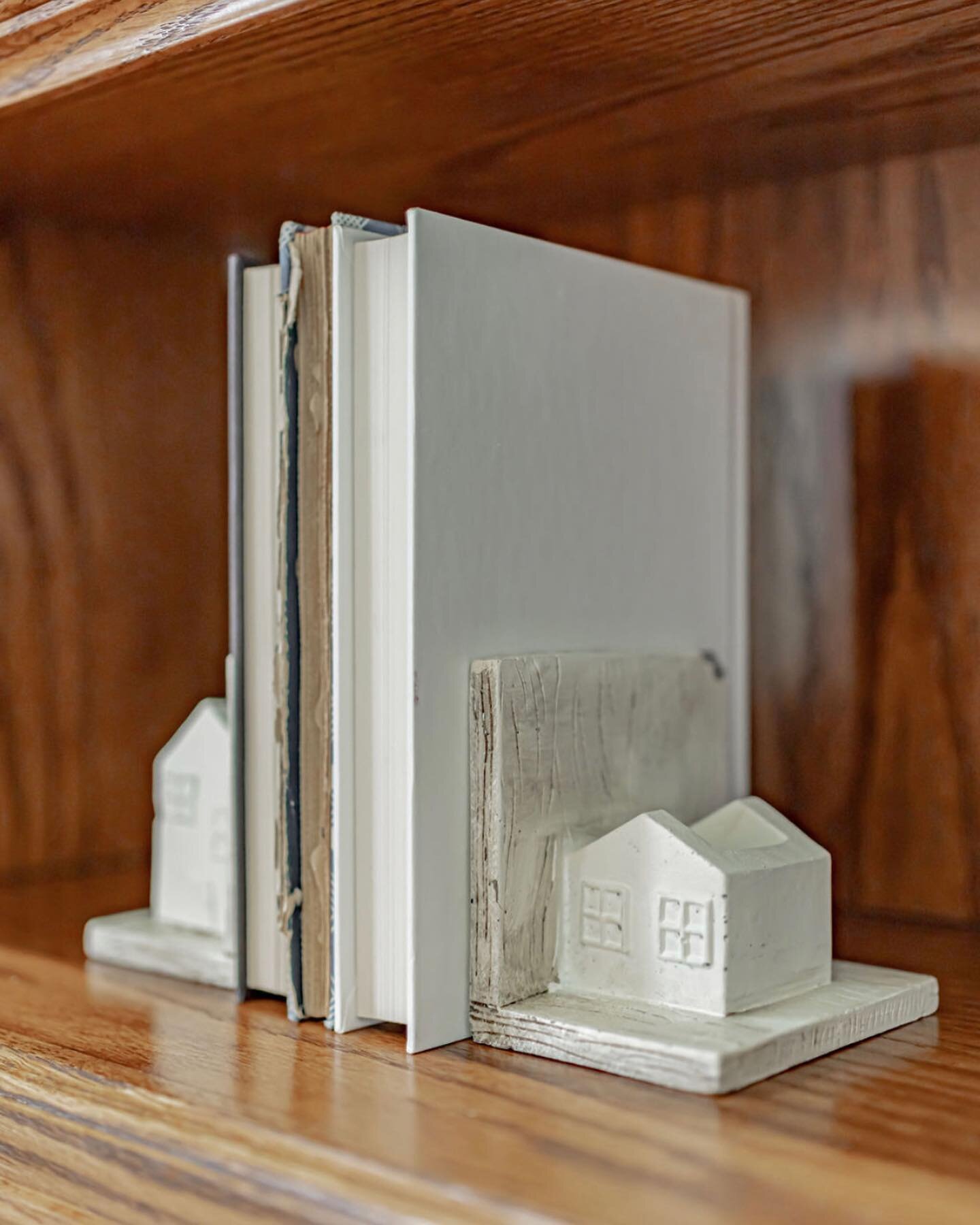We swoon over precious little pieces like these book ends 😍 They we&rsquo;re the perfect addition to the shelf styling! 

#staging #idaho #realestate #realestatephotography #realtor #idahome #kitchen #living #goals #dreamhome #beforeandafter #interi