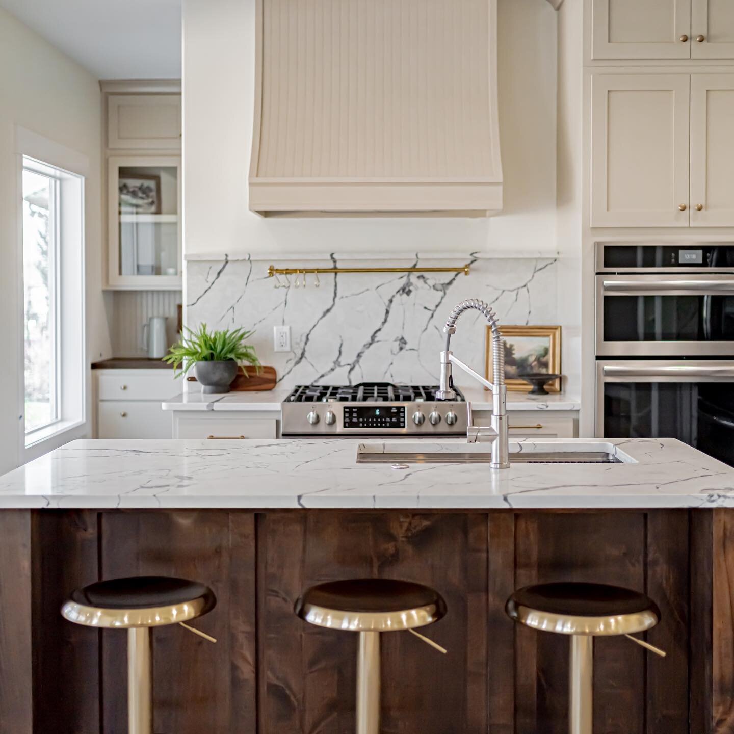 These barstools were the perfect touch to this kitchen. The gold really plays off the gold hardware on the cabinets And we are here for it 🙌🏼

#spring #idaho #idahome #newconstruction #homedecorating #homedecorideas #staging #realestate #homedecor 