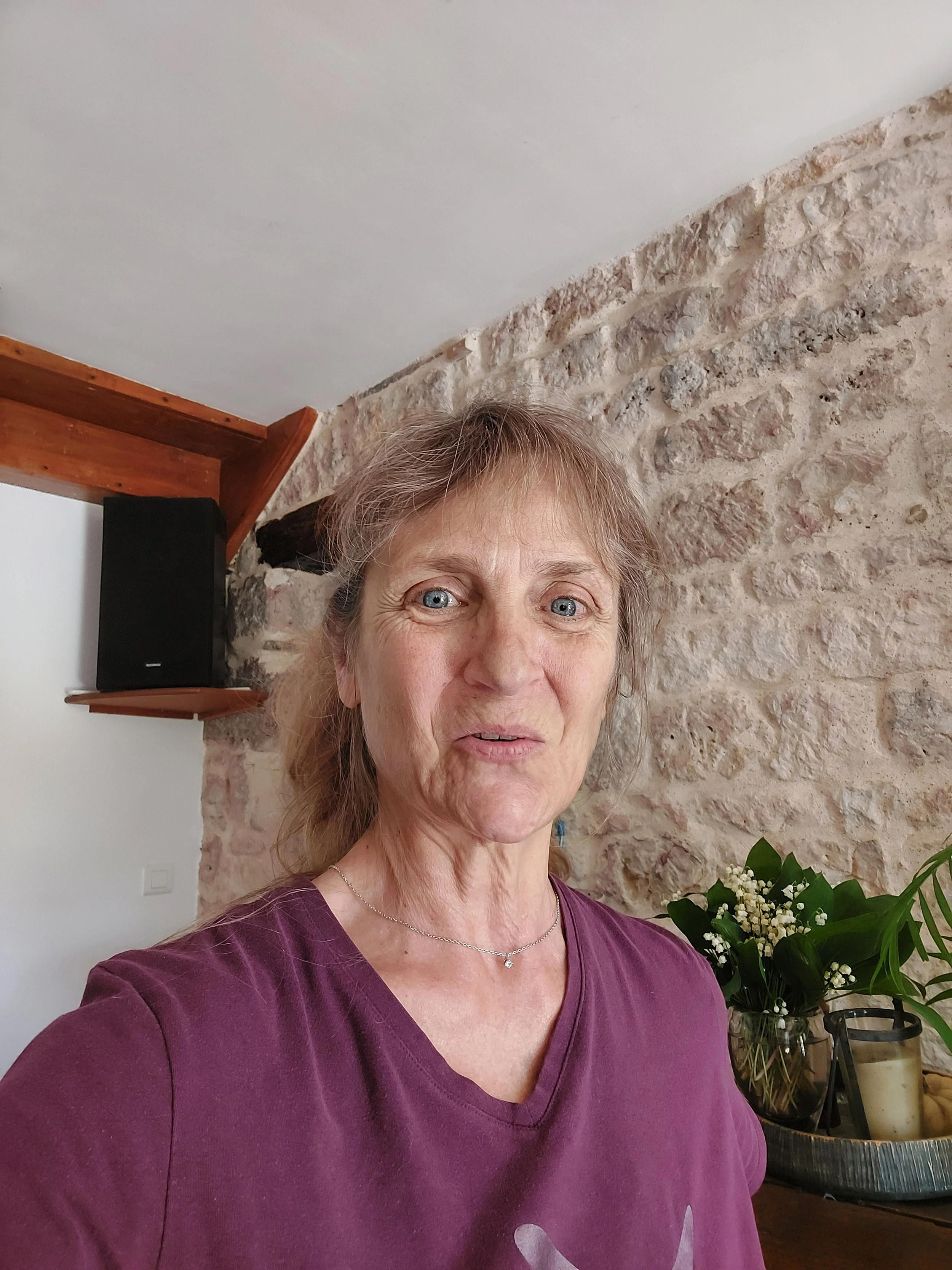 Cette formation m'a permise de mettre en lien les différentes notions et approches que j'avais plus ou moins effleuré par moi même. Cela fait sens : pratique, respiration, anatomie, histoire du yoga, chakra, etc... pour ensuite transmettre, enseigner