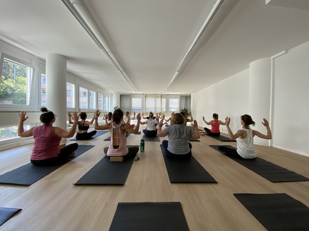 Cours de yoga au Lumi, studio lumineux à Lausanne