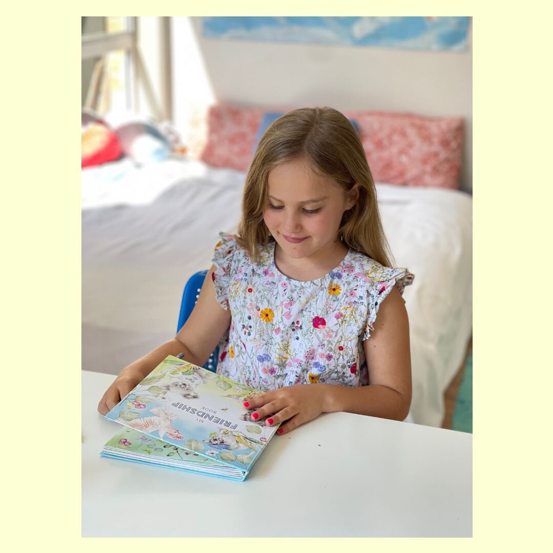 The summer holidays are slowly coming to an end and a new school year with new classmates and teachers will start soon. A friendship book is the perfect gift for the beginning of a new school year. By giving their friendship book to all of their clas