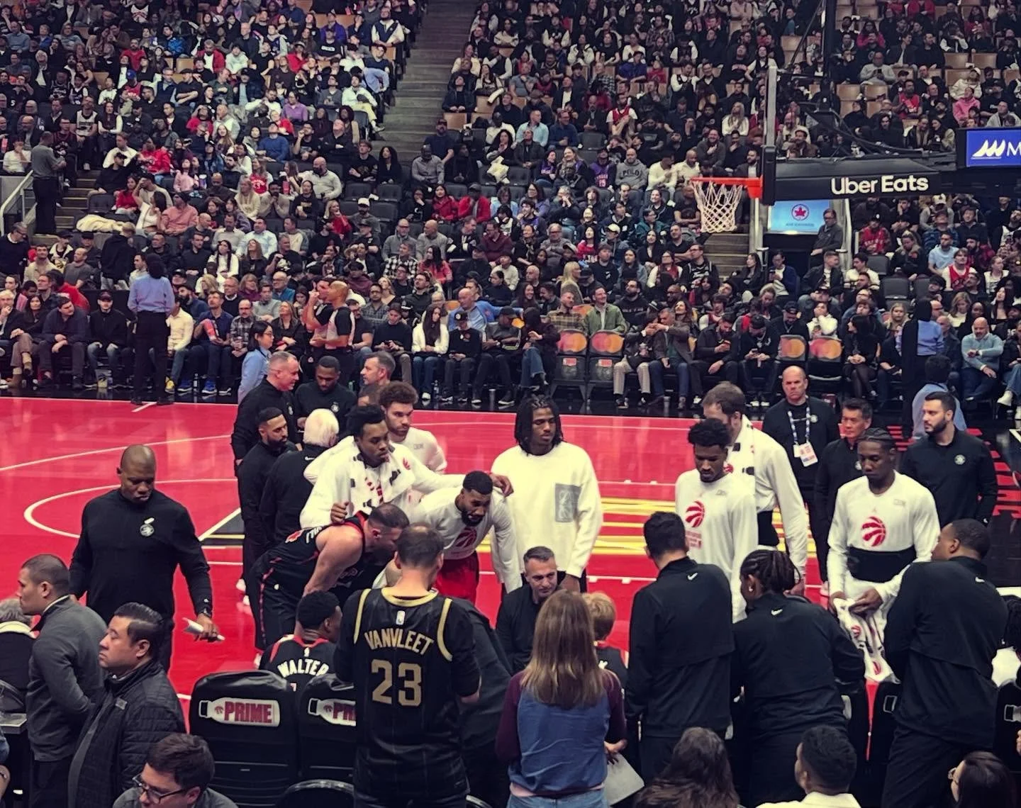 Courtside energy 🏀❤️&zwj;🔥 @raptors locked in &amp; blazing hot with a 140-110 win over the Washington Wizards on Friday.
My last Friday night off for a while and what a way to spend it. Killer game, crowd electric, team absolutely on fire. 🔥🔥 #W