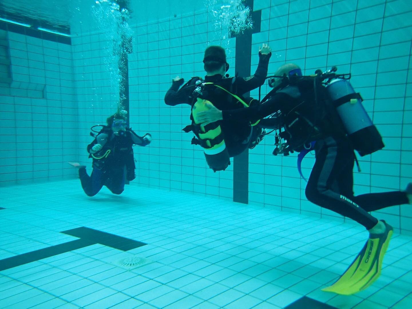 Dat was weer een geslaagde zwembad duik! 👙🩳Duikvereniging Duiken in Zutphen en Duikcentrum Bronsbergen mogen gebruik maken van het zwembad om lessen te geven of om te oefenen 🤿. #zwembad #scubadiving #padi #duiken #duikeninzutphen #duikcentrumbron