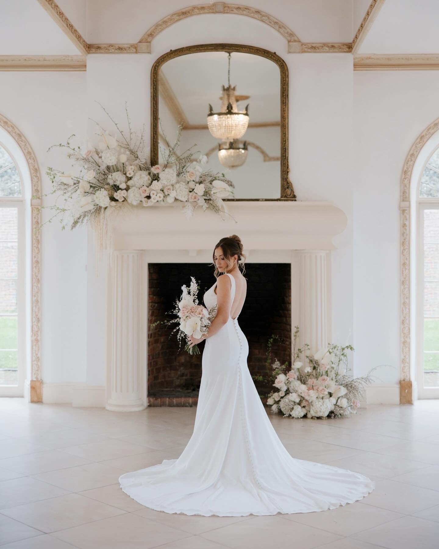 Bridal portraits with gorgeous Georgia infront of the fireplace @northbrookparkweddings 🤍

//

Photographer: @nadinelorettaphotography 
Florist: @2littlebirds_
Dress: @thebridalmill_botley
Hair: @katies.beautyinfinity
Make Up: @makeupbyoliviajm_
Mod